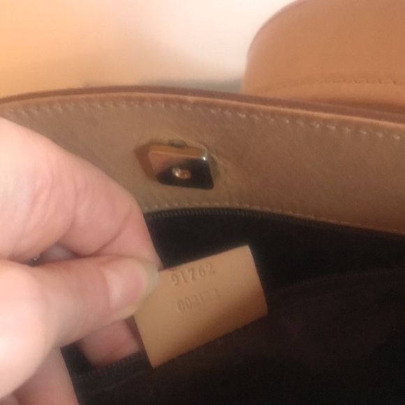Authentic Gucci leather bag. Beige with gold hardware. - Picture 8 of 17